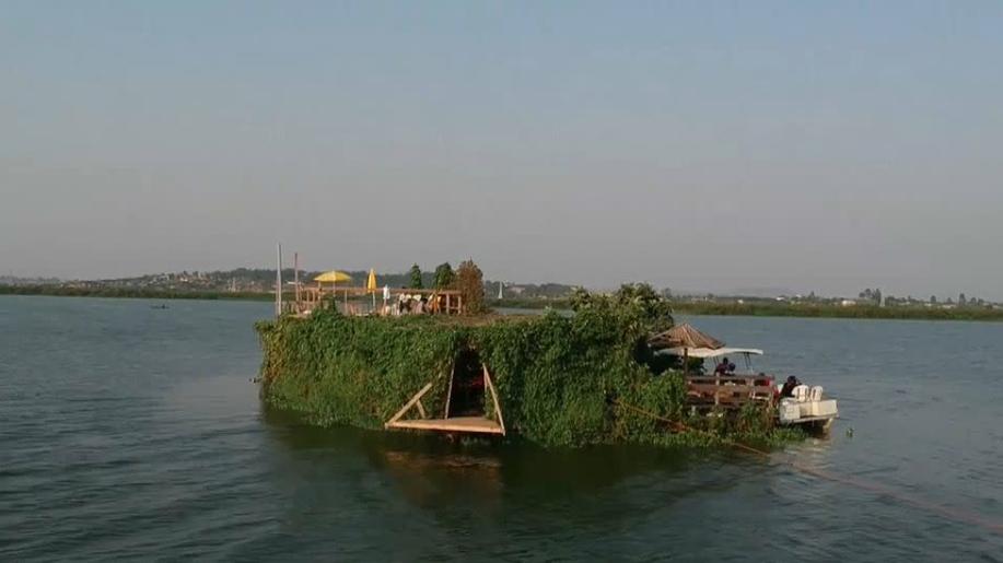Uganďan postavil plovoucí restauraci z tisíců recyklovaných plastových lahví