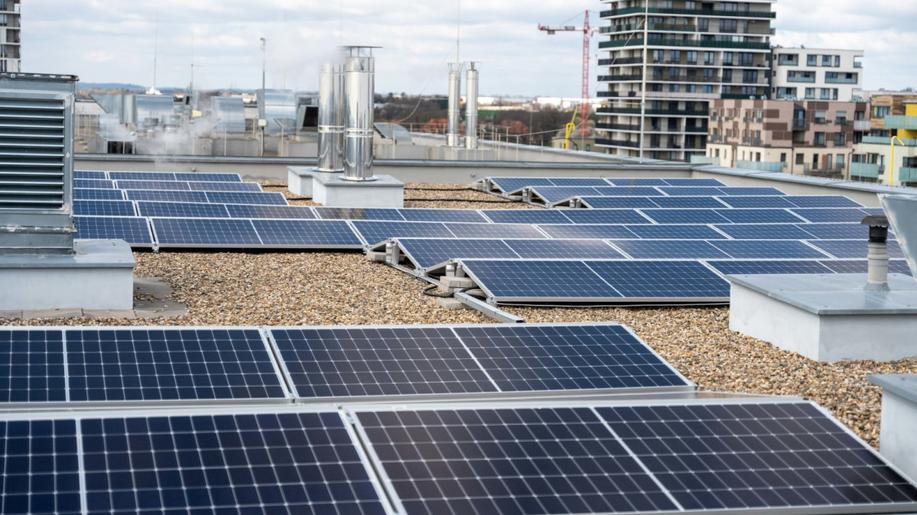 První banka s fotovoltaikou. Centrála Komerční banky má na střeše solární elektrárnu