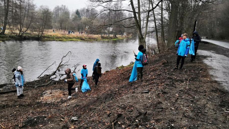 Stovky dobrovolníků dnes v Karlovarském kraji uklízí Ohři od odpadků a nepořádku