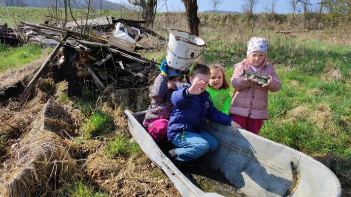Při úklidu Otavy našli lidé v Písku lahve i pneumatiky, méně než dřív