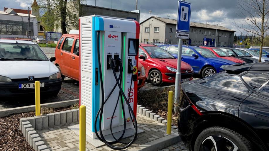 Síť E.ON Drive má první dobíječku elektromobilů s klasickým platebním terminálem. Stojí ve Strakonicích