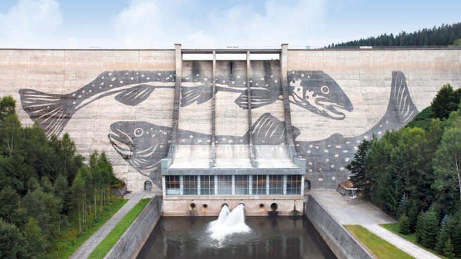 Vodní přehrady stvořily nový umělecký směr, velkoformátové reverzní graffiti  