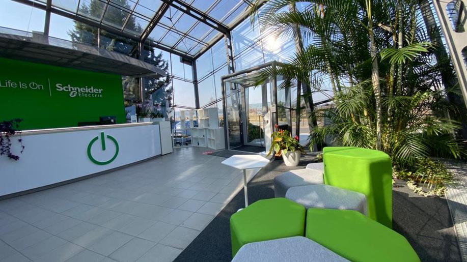 Jedna z prvních v Evropě vyhovuje přísným standardům: Písecká továrna Schneider Electric nemá žádnou uhlíkovou stopu 