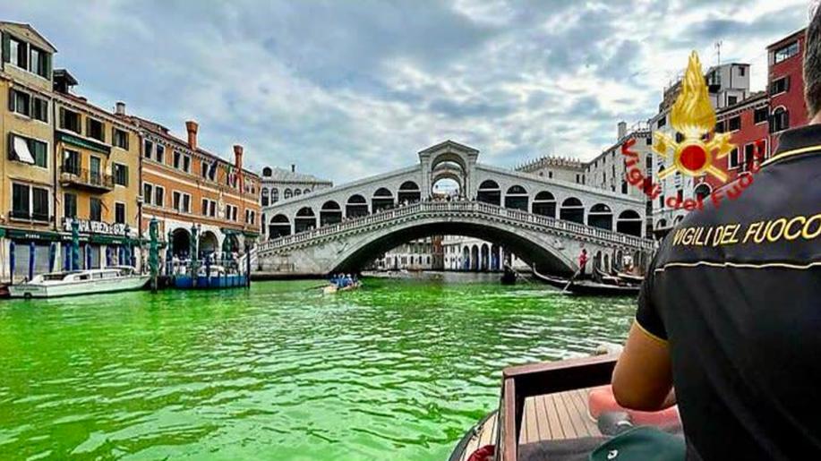 Canal Grande v Benátkách se zbarvil do fluoreskující zelené