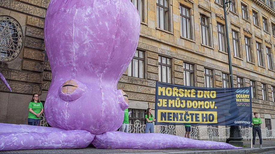 Ekologové dnes před MPO v Praze upozornili na riziko hlubokomořské těžby