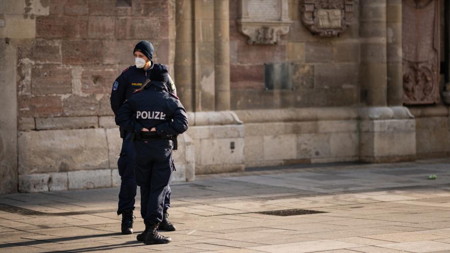 Nizozemská policie zadržela stovky klimatických aktivistů při protestu v Haagu