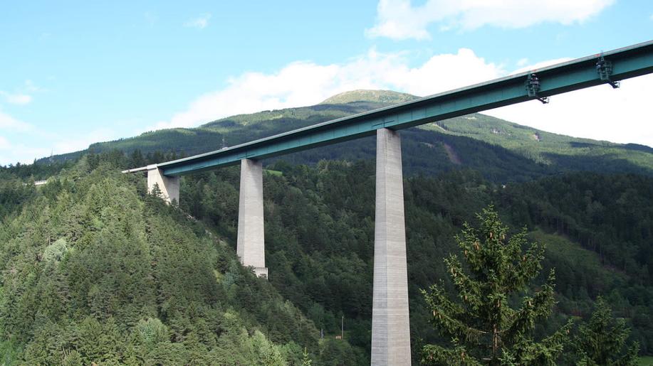 Klimatičtí aktivisté zablokovali důležitý dálniční most v rakouských Alpách