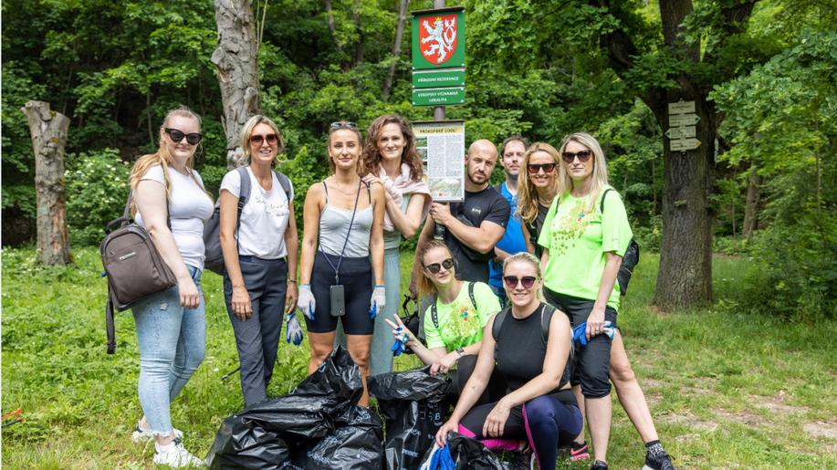 Ekologický výlet zaměstnanců Novy: Do Prokopského údolí šli sbírat odpadky