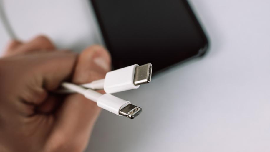 Vláda schválila sjednocení nabíječek, budou se používat kabely USB-C