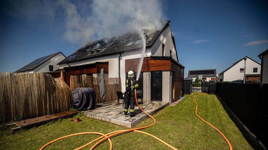 Požárů fotovoltaik skokově přibývá. Podle Inženýrské komory lidé podceňují bezpečnost instalací