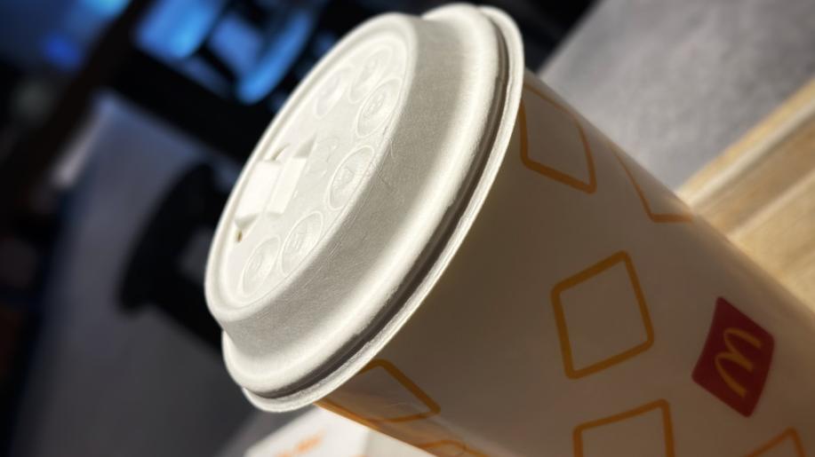 Z českých restaurací McDonald's mizí další obaly a plasty Z českých restaurací McDonald's mizí další obaly a plasty