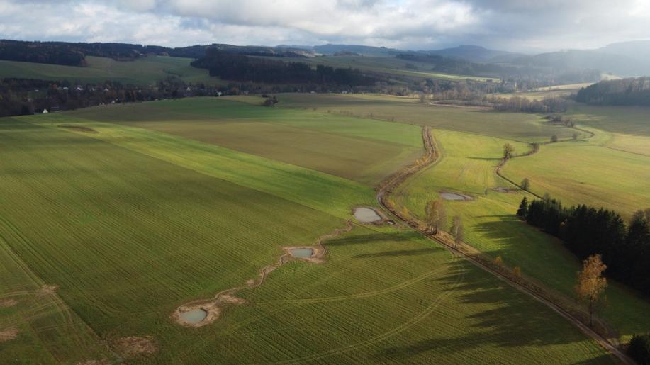 Poprvé komplexně. Ve Zdoňově na Broumovsku začaly práce na systematické obnově krajiny podle Modelu Živá krajina Poprvé komplexně. Ve Zdoňově na Broumovsku začaly práce na systematické obnově krajiny podle Modelu Živá krajina