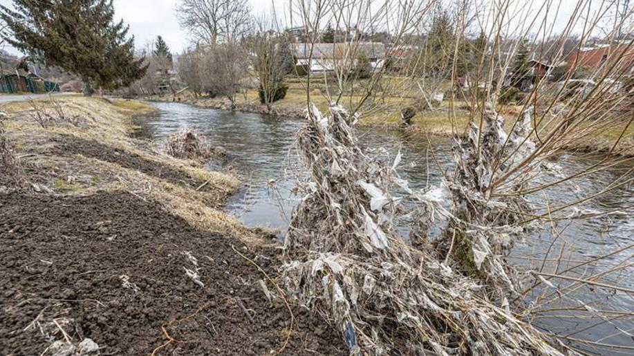 V Jihlavě přibylo odpadků v parcích i jinde, město bude uklízet častěji