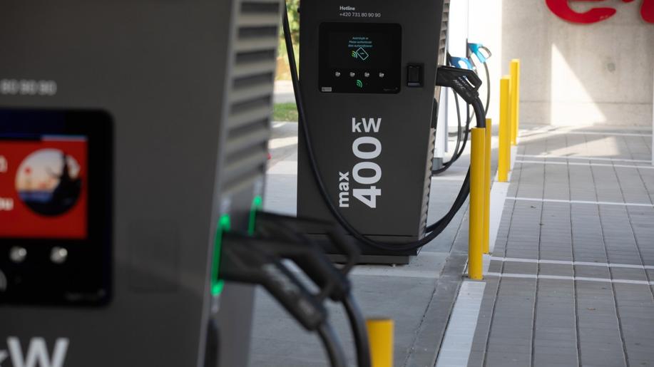 Registrovaní uživatelé E.ON Drive budou nově dobíjet elektromobily na ultrarychlých stanicích za ceny rychlého dobíjení Registrovaní uživatelé E.ON Drive budou nově dobíjet elektromobily na ultrarychlých stanicích za ceny rychlého dobíjení