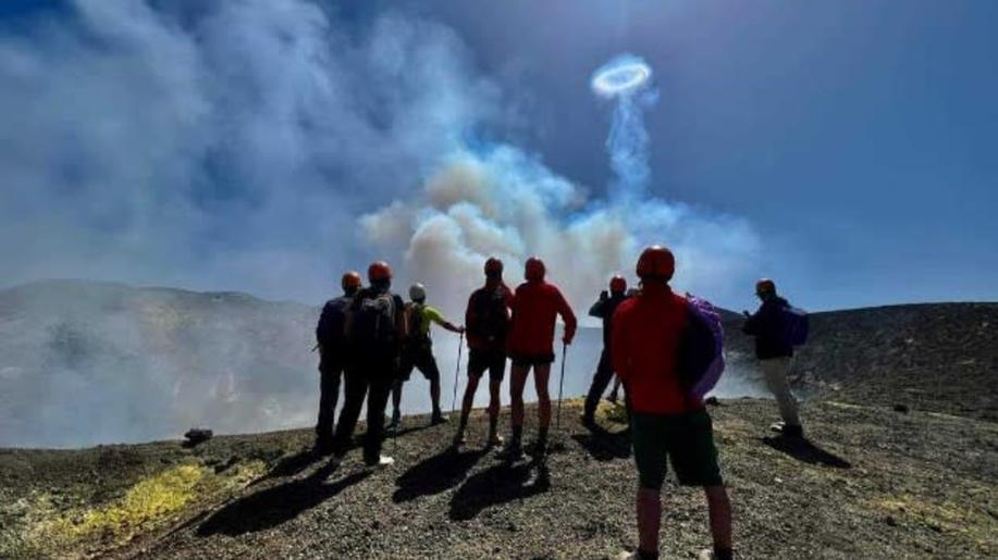 Sicilská sopka Etna vypouštěla vzácné kouřové kroužky