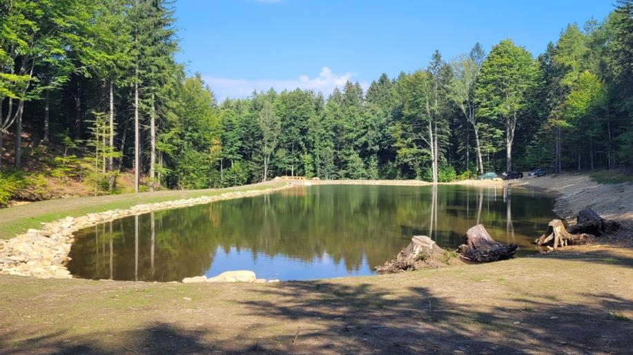 Lesy ČR postavily nádrž na úpatí nejvyššího vrcholu Jizerských hor