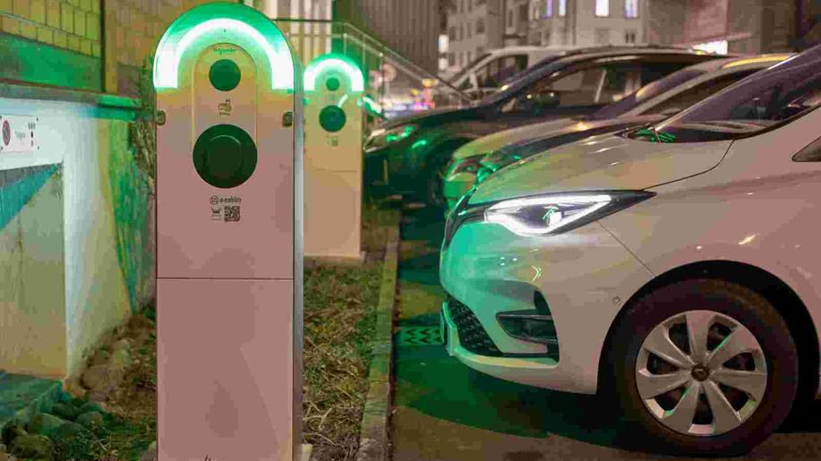 Nová pravidla pro dobíjecí stanice elektroaut? Bezhotovostně to půjde všude