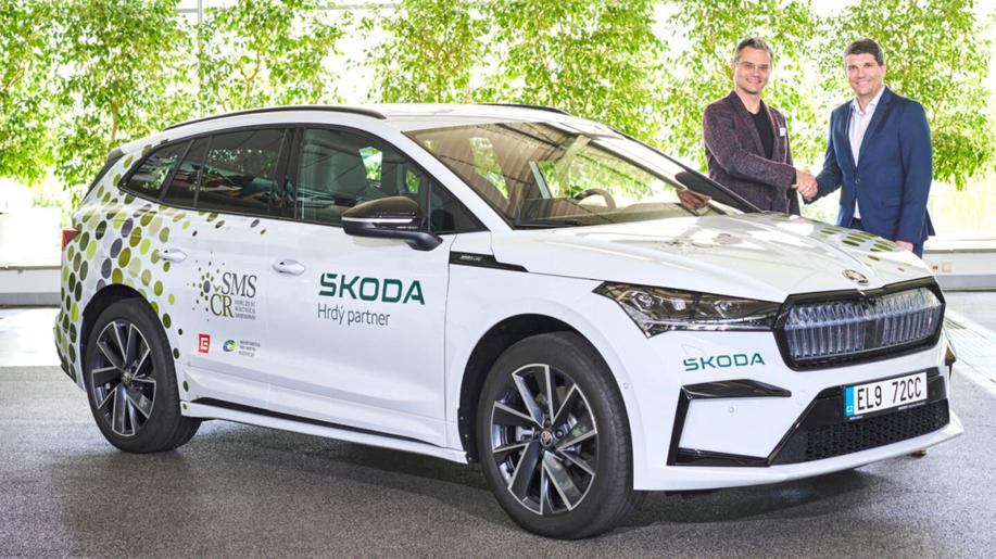 Škoda Auto podporuje obce: Sdružení místních samospráv ČR zapůjčila 3 elektromobily Enyaq