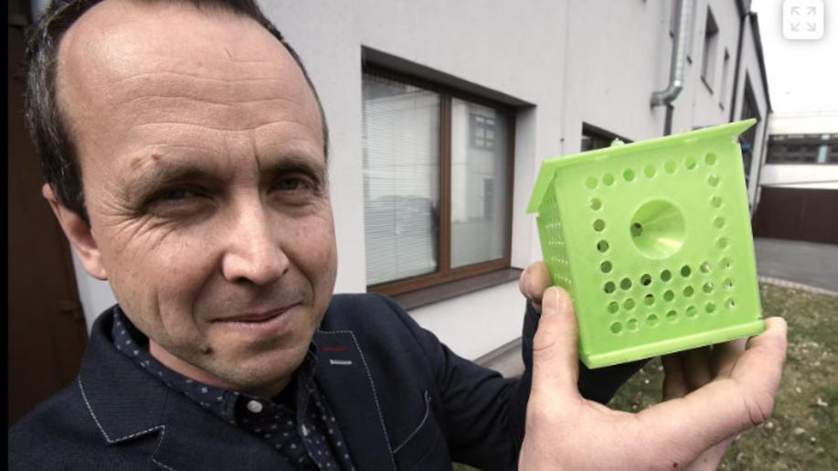 Ochranáři a včelaři umístili u D5 desítky pastí na invazní asijské sršně Ochranáři a včelaři umístili u D5 desítky pastí na invazní asijské sršně