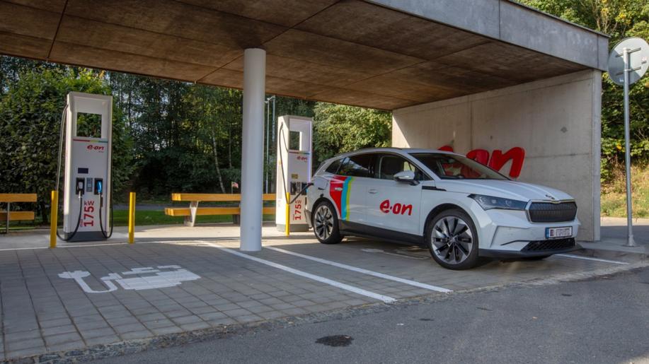 Využití sítě E.ON Drive roste. Za první polovinu roku dobily elektromobily o 80 % více energie než za loňské první pololetí
