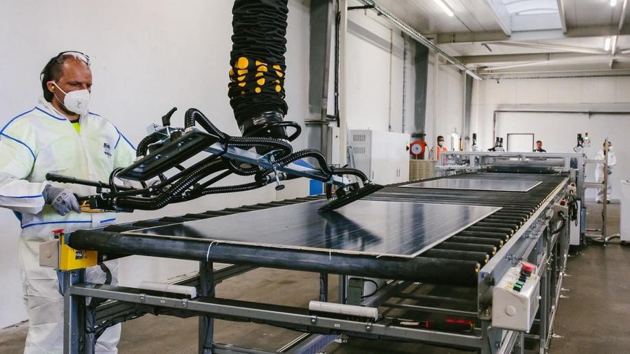 Revoluční krok na poli recyklace solárních panelů: TECHNOWORLD jako první v ČR zavedl japonskou technologii horkého nože!