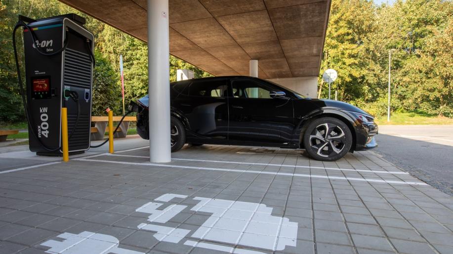 Využití veřejné dobíjecí sítě E.ON Drive v Praze stále roste, Řidiči elektrických vozidel v květnu odebrali více energie než v dubnu