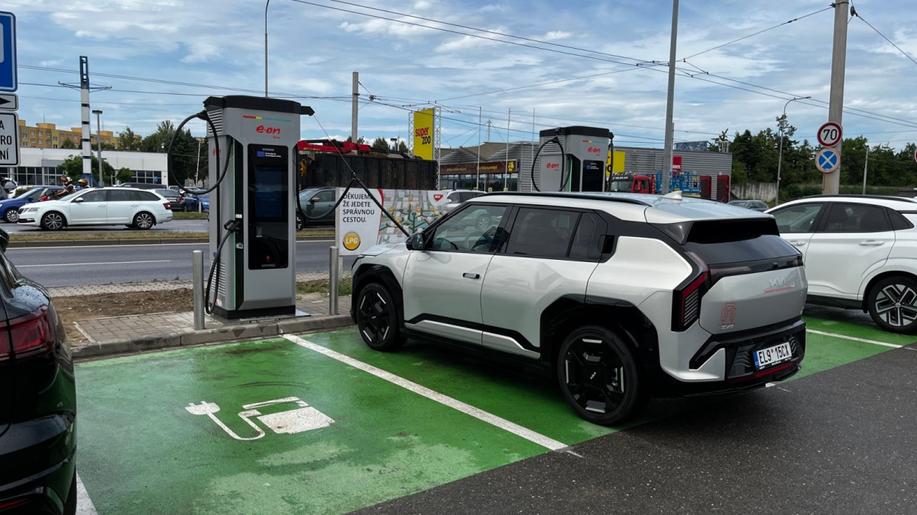 Síť E.ON Drive už má 100 ultrarychlých dobíjecích bodů. Rozrostla se o dvě lokality na jihu Čech
