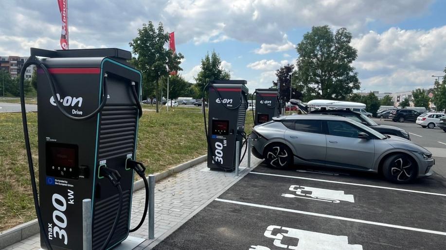Využití sítě E.ON Drive roste. Za první pololetí roku 2025 odebrali řidiči meziročně více než dvojnásobek elektřiny