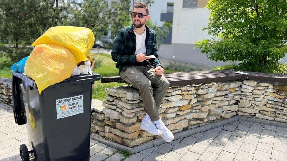 Co s přeplněnou popelnicí? Pražské služby nabízejí jednoduché řešení s humorem