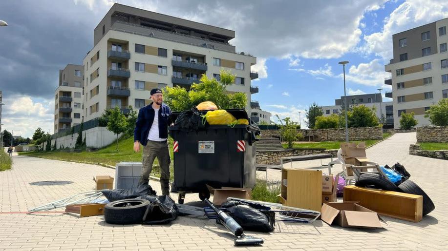 Ulice není popelnice! Pražské služby dál bojují proti nepořádku vtipně a s nadhledem
