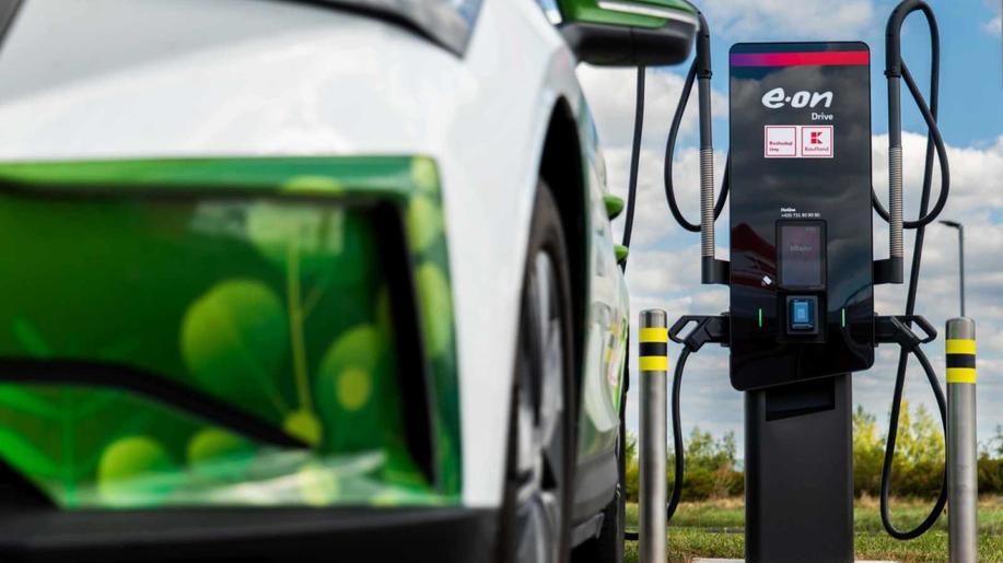 E.ON a Kaufland už dva roky budují páteřní síť elektrodobíjení v Česku a plánují další rozvoj