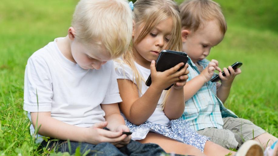 Průzkum: Děti mají mobilní telefony často už od první třídy, staré přístroje se hromadí v domácnostech