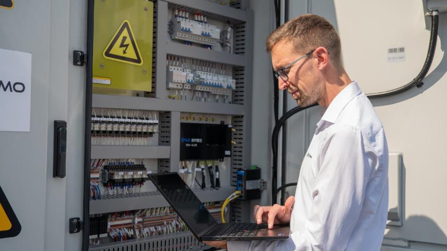 Na Ústecku vzniká nyní největší bateriové úložiště v Česku v hodnotě 1,2 miliardy korun. Dosáhne kapacity 130 MWh