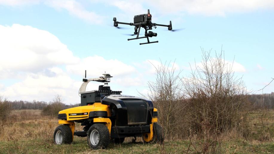 Budoucnost ochrany přírody. Drony a roboty se učí likvidovat invazní rostliny. Projekt podpořila Technologická agentura