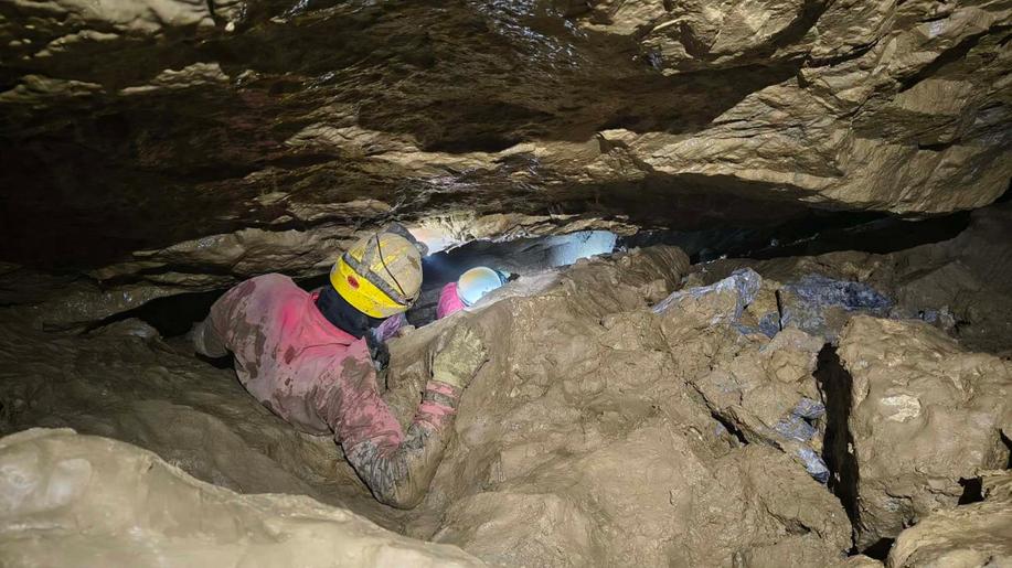 Jeskyňáři v Moravském krasu našli novou chodbu, proplazit se museli bahnem
