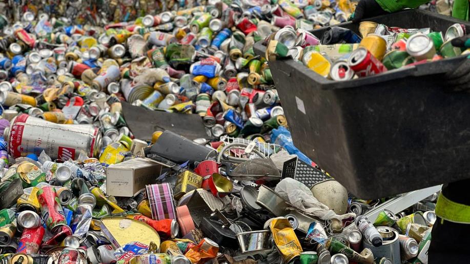 Třiďme společně kovy ještě lépe, vyzývají Pražské služby. Recyklovat je lze takřka donekonečna!