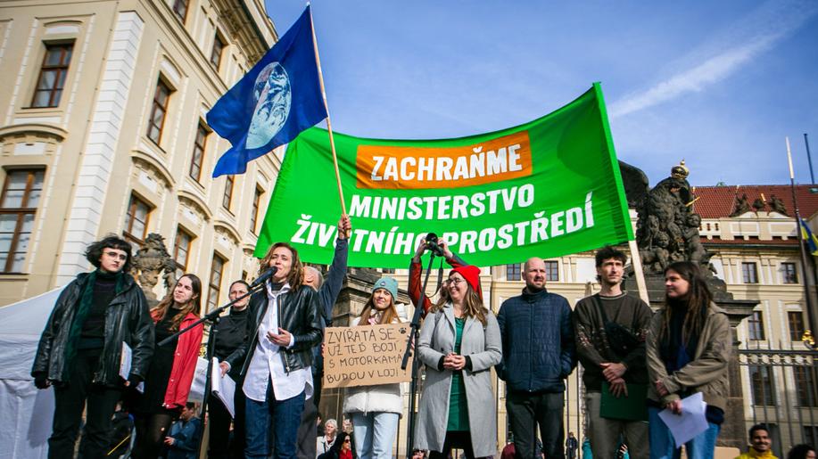 Tisíce lidí se postavily za záchranu Ministerstva životního prostředí. Prezidenta vyzvali k odmítnutí kandidátů Motoristů