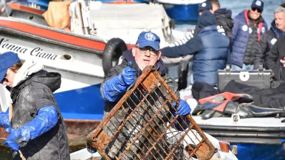 Gondoliéři v italských Benátkách vylovili z jednoho z kanálů tunu odpadků