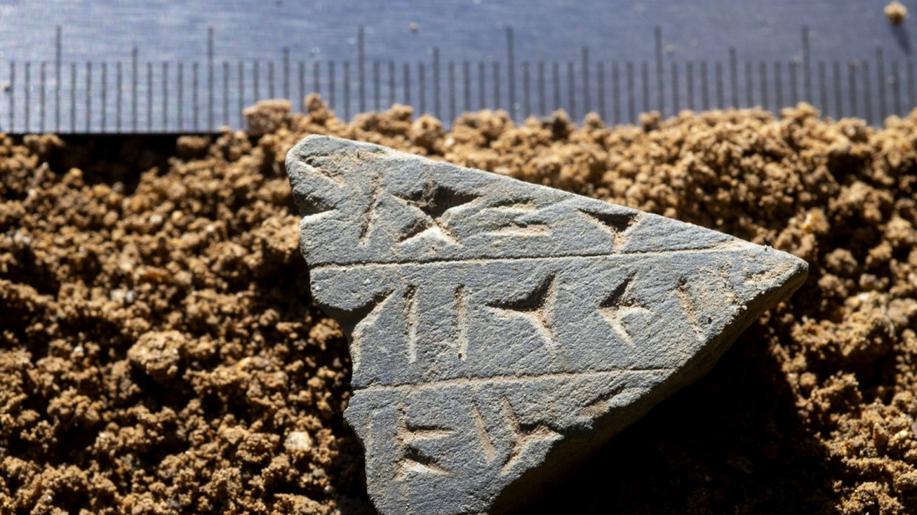 Kateřinská jeskyně odkryla další tajemství: kamennou destičku s klínovým písmem