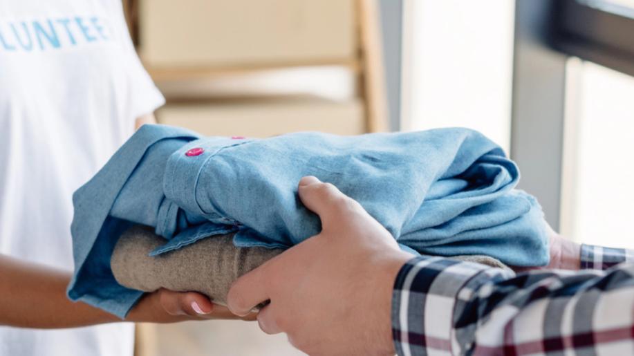 Obyvatelé Jihomoravského kraje dávají oblečení druhou šanci častěji než Pražané. Darují ho například na charitu