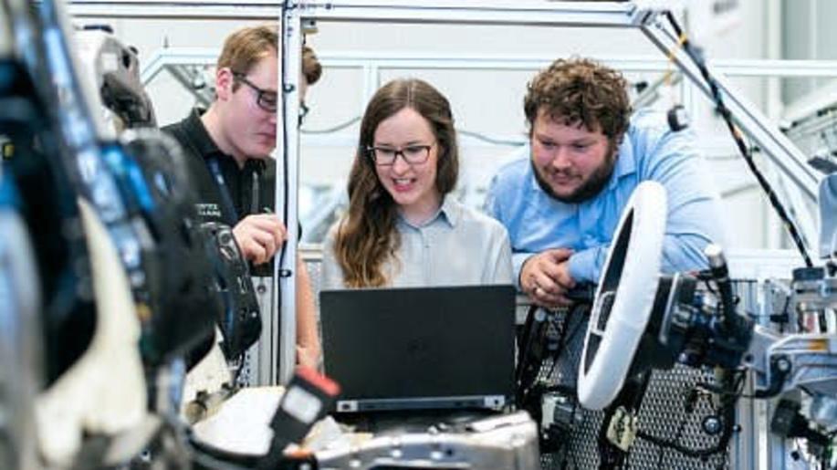 Evropská komise představila balíček pro automobilový průmysl: podpora čisté mobility a konkurenceschopnosti EU