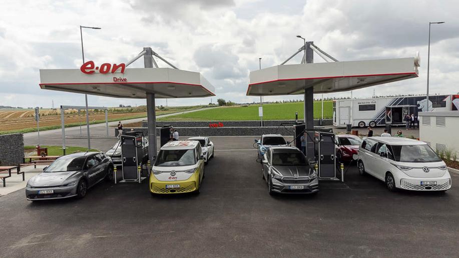 Rekordní rok 2025 veřejné sítě E.ON Drive v Česku. Přibylo 269 dobíjecích bodů pro elektromobily v 56 nových lokalitách
