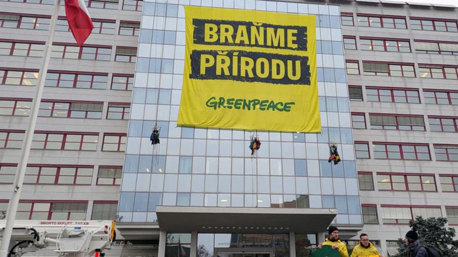 Greenpeace vyvěsili transparent na budovu ministerstva životního prostředí