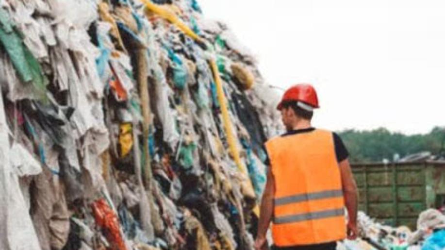 Povinné třídění odpadního textilu poškodilo obce a nepřineslo zlepšení