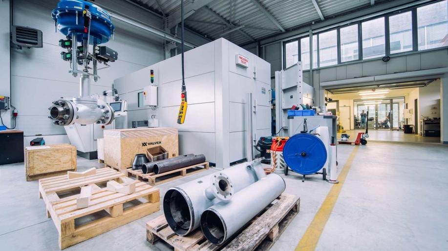 Na budovaném ZEVO Komořany se aktuálně instalují speciální armatury