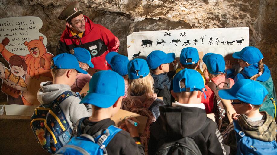 Vánoční prázdniny zpestří dětem medvěd Bruno v jeskyni Výpustek