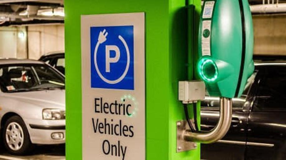 Evropská komise dala zelenou platbě pro Česko: 614 milionů eur na bydlení, mobilitu a úspory energie
