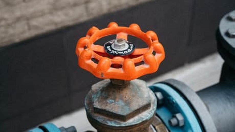 EU schválila postupný zákaz dovozu ruského plynu a LNG