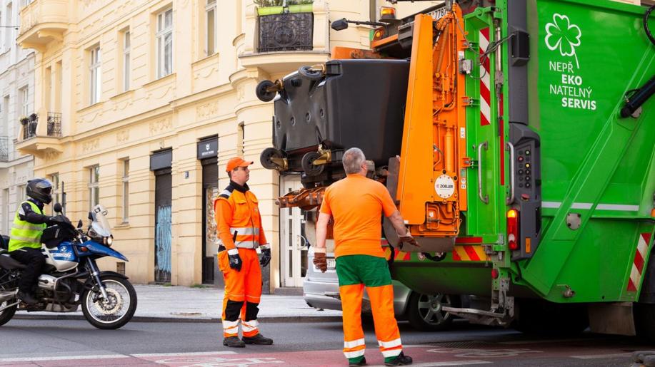 Pražané loni vyhodili asi 256.000 tun směsného odpadu, více třídili