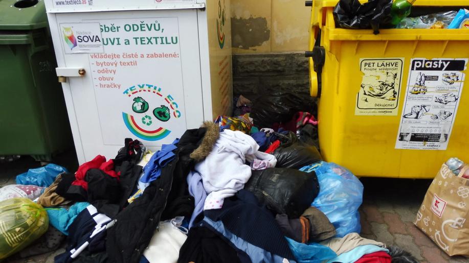 Plzeň přesune sběr textilu do svých dvorů, reaguje na nepořádek v okolí nádob